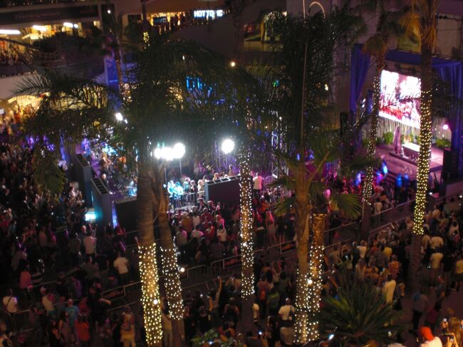 ハイランドでショッピングをしていたらジェニファーロペズのＣＤを売っている人とステージを発見。もしやと思いきいてみたらジェニファーがここでＣＤ買った人にサインするイベントをやるとの事。絶対みたかったので上の階のレストランで食事して上から覗きました。　遠くだけどまだまだ彼女はゴージャスでした。新しい曲　"on the floor" はメロディーがランバダでびっくりでした。最初は変だと思ってけど聞いているうちになかなか気に入りました。　