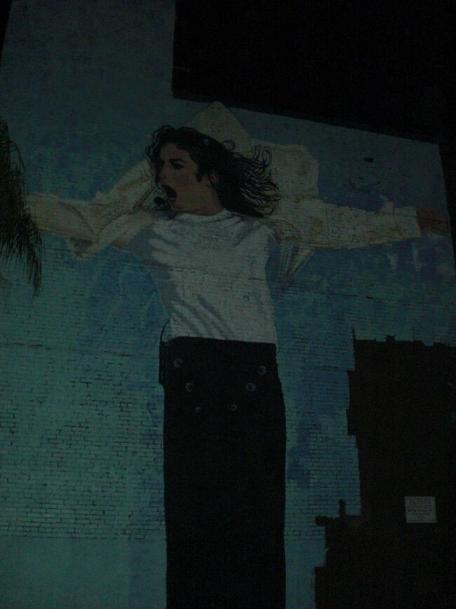 ハリウッドを歩いてる途中みつけたマイケルの壁画。