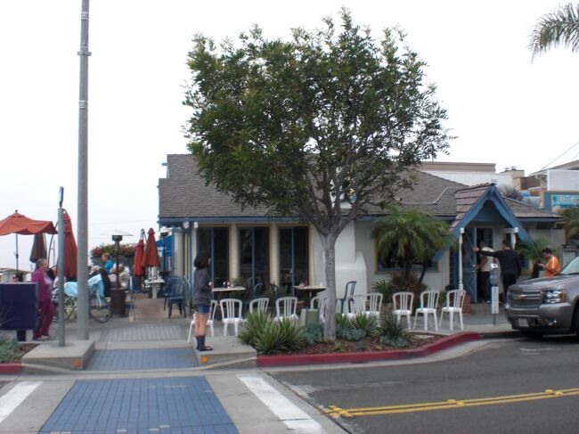 かなり繁盛している店なので期待できそうです。卵料理は基本卵３個　ハッシブラウン　そしてパンケーキかトーストかマフィンがついてくるとの事。どうせならと　ハムステーキをつけてパンケーキは追加でマカダミアナッツをつけました。