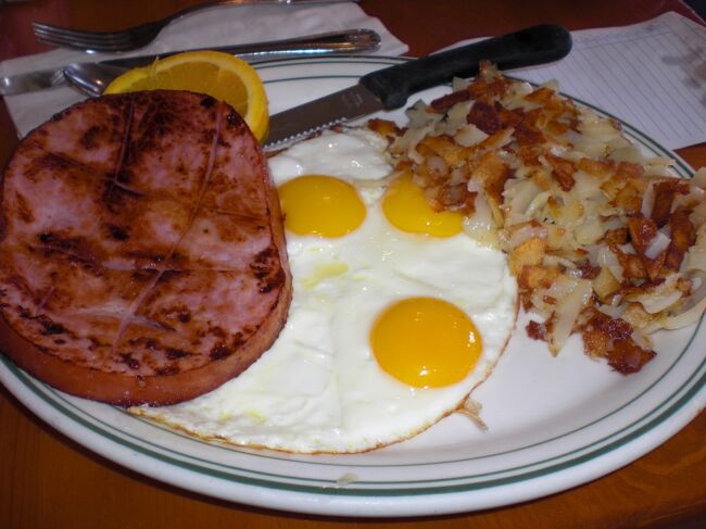 まずは卵とハム。美味しかった。　一応卵は１個だけ残しちゃいましたけどあとは完食。店員さんからサルサソースをもらったところさらに美味しくなってので　以降どんな店でもサルサソースをもらって食べてました。　