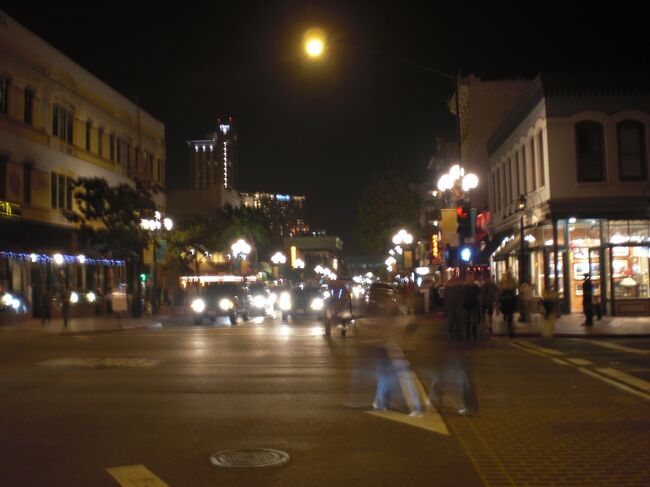 夜のガスランプ。変な映し方して足だけ見えてます。　