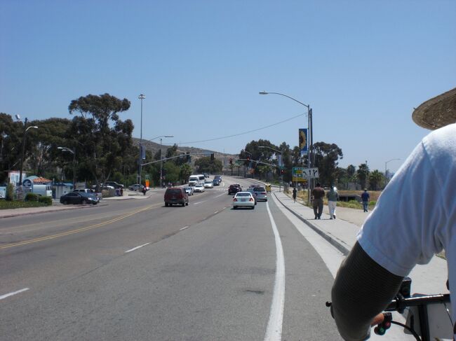 翌日はさらに南下してアウトレット”ラス・アメリカス”に車を置いてティファナへ。ボーダーにいくまではこの自転車の乗り物でらくらく移動でおおはしゃぎ。この時はまだメキシコをなめてました。