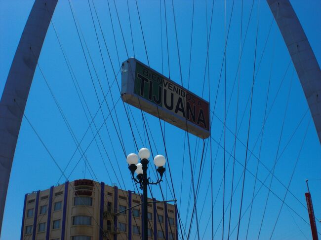 いたるところに客引きのおじさんがいた。ニイハオといわれたり<br />「アメ横より安いよ！」とか。。。メキシコのおじさんは買ってもらえないってわかってても言うのがかわいいですね。　とりあえず足早にこの目じるしだけ見て　はいアメリカに帰国！って思ったらなんとイミグレーションは恐ろしい長蛇の列が。。。　<br /><br />バスに乗って言ったほうが早いといわれて１５ドル出してあやしいバスに乗ったものの結局バスの中でも１時間以上待たされて結局意味なかった　っていうかだまされたのかな。今ではいい思い出です。