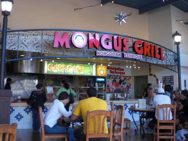 無事アメリカに戻れてとりあえずおなかすいたので　アウトレット内にあるモンゴリアンＢＢＱでランチ。