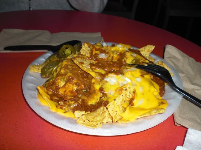 その後LAに戻って１泊してから帰国。これは空港のバーで食べたナチョス。空港なのにすごく美味しい。