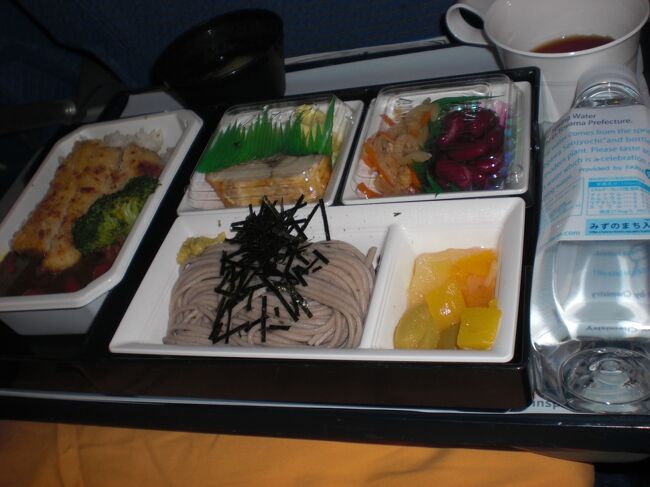 帰りは全日空の運行便でした。機内食そばがあってうれしい。