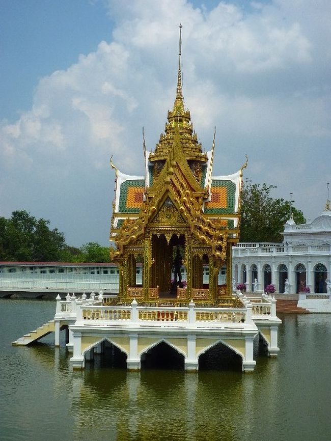タイ様式の建物等色々です。<br /><br />この御堂？の中には、国王の像が立っていました。<br />写真でもよーく見れば見える…かも？