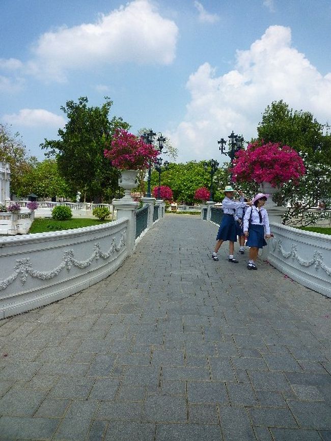 修学旅行かな？みんなで記念撮影したりしてましたよ。