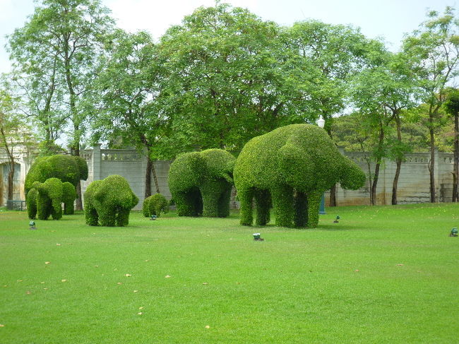 象さん親子〜！！<br />この植え込み、かわいすぎやしませんか…！！！ 
