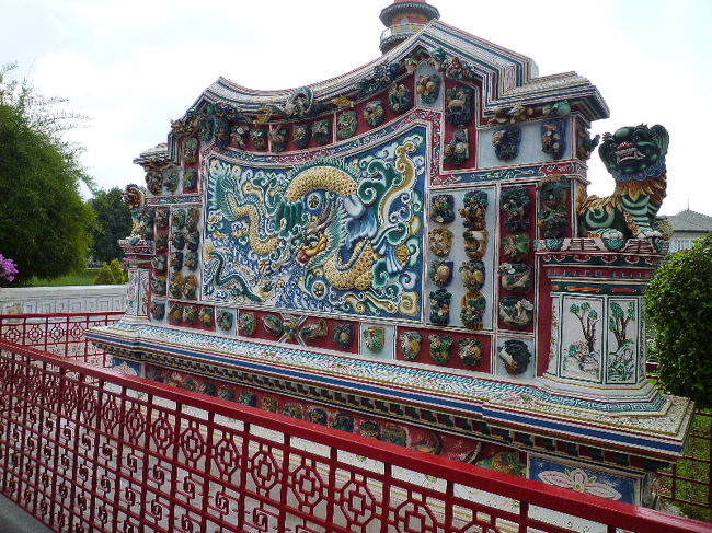 中華風の建物の前にあった龍のオブジェ？<br />王様の龍は爪が４本なんです、ってガイドさんが言ってたんですが、確か中国行った時にもそんな話聞いた気がする。黄色の色が王様の色ってのも昔の中国とタイは同じですよね。 <br />何か関係があるのかな？？ 