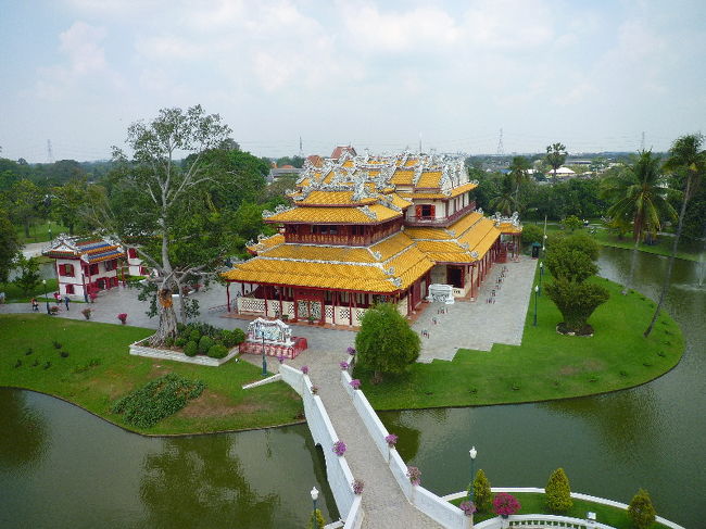 この建物の近くに3〜4階建ぐらいの高さがある塔があり、高いところから風景を撮るのが好きな私としては登らずにはいられない！！ <br />筋肉痛に負けて登らないなんて女がすたるわ！！！！！！！（← <br /><br />心配してくれたガイドさんが、一緒にのぼってくれましたｗ <br />「数年ぶりに上ったヨ〜、おじさんもう若くないからｗｗ」と言いつつｗｗｗ　ありがとう…！！ <br /><br />中華風の建物。屋根は結構な黄色。 