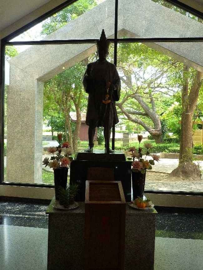 バン・パイン宮殿を後にして、数十分車に乗りアユタヤー島の近くまでやってきました。 <br />途中、日本人町跡によりました。 <br /><br />1600年代前半には3000人近い日本人が住んでいたそうです。 <br />写真は日本人の統領として有名な山田長政です。 <br /><br />日本人町跡といっても建物が残っているわけでもなく、今回の観光でもちらっとよった程度なのでこれぐらいの紹介ですｗ <br />あぁ、ボランティアでいらっしゃる日本人のおっちゃん達が陽気でしたｗ　うま〜くのせられた結果、石鹸とかビール缶で作ったトゥクトゥクの置物とか買ってしまったｗｗｗ <br /><br />次の旅行記でアユタヤー遺跡本番ですｗ