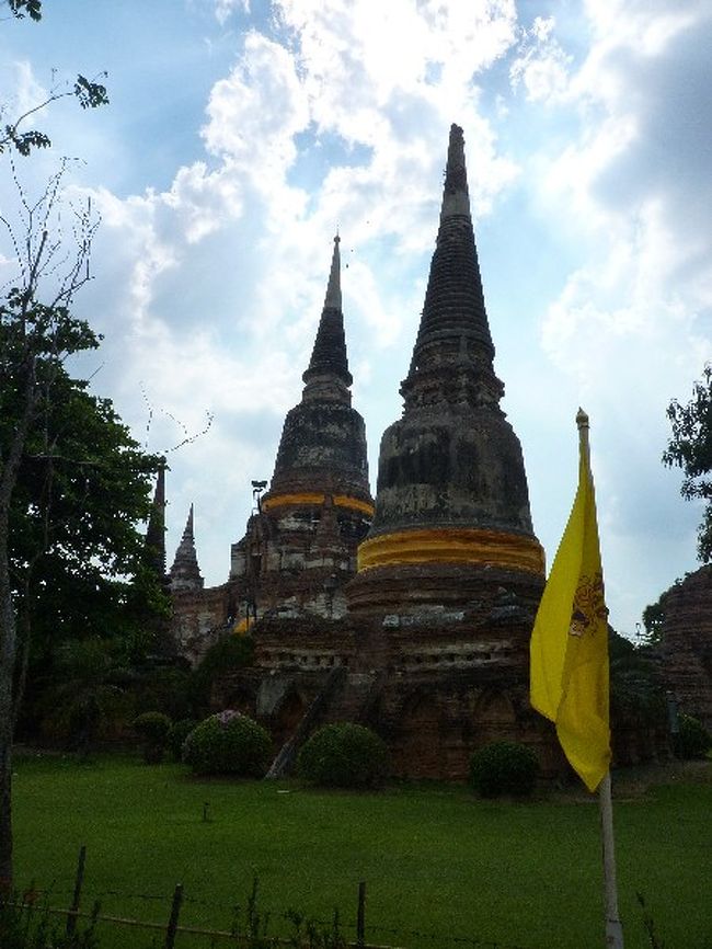 やってきました、世界遺産。 <br />世界遺産のアユタヤー観光スタートです。 <br /><br />まず訪れたのは、ワット・ヤイ・チャイ・モンコン。 <br />ビルマへの勝利を記念した大きな塔が建てられています。