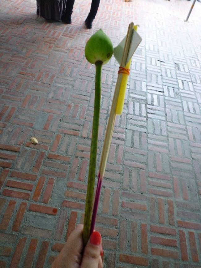 ここで30分ほど自由時間〜。ガイドさんにお寺へのお参りの方法を教えてもらい、まずは参拝。 <br />20Bを払うと花とお線香と仏像に貼る金箔のセットをもらえます。 