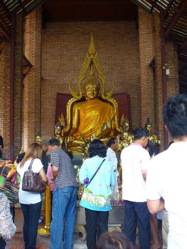 観光客も多かったのですが、参拝に来ている地元の人もたくさんいました。