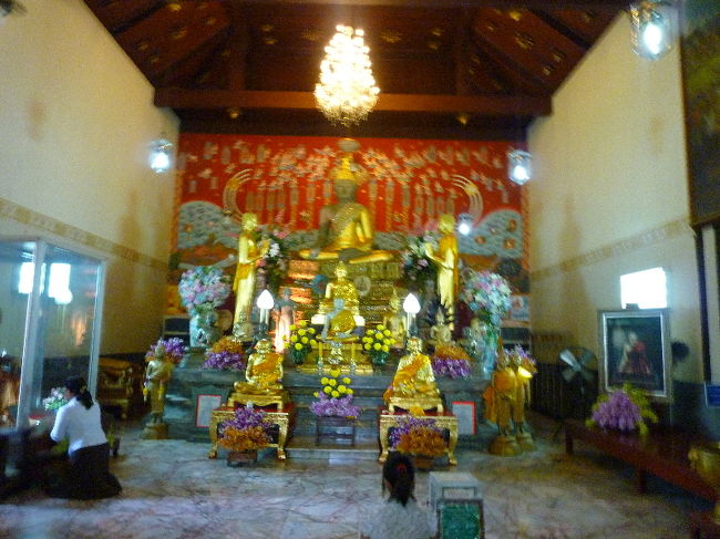 室内でも地元の人が熱心にお参りしてました。<br />見よう見真似でお参りしてみましたけど･･･何か違かった･･・