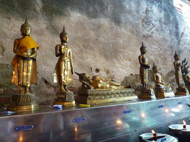 こちらはポーズの違う７体の仏像。<br />それぞれが各曜日に対応しているそうです。<br /><br />各仏像の前に油を注ぐところがあり、自分の生まれた曜日の仏像の前に行って油を注ぎます。油を注ぐことでともされている火が消えないという…。日本なら線香捧げるみたいな感じですかね？<br /><br />ガイドさんに『自分の生まれた曜日知らない人はどうするの？』と聞いたら『うーん、その時は全部油入れれば大丈夫ヨ！（ﾆｺｯ』と言われました。<br />…そんなんでいいの？？？（笑