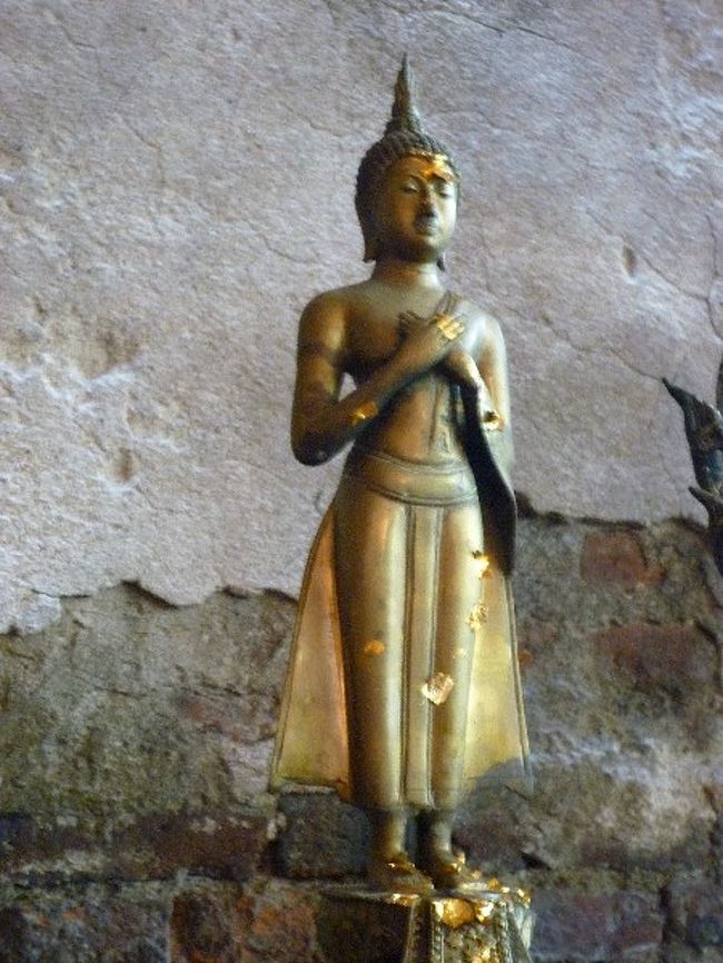 昨日ガイドさんに『生まれた曜日知ってる？』と聞かれていたんですが、私も母親も知らなかったんですね。で、そうしたら何か生まれた日の曜日を探す一覧表？みたいなのを持ってきてくれて、ここへ来る途中に調べてくれました（＾＾ <br /><br />私は金曜日生まれなので、このポーズの仏像がラッキーブッタだそうです。 