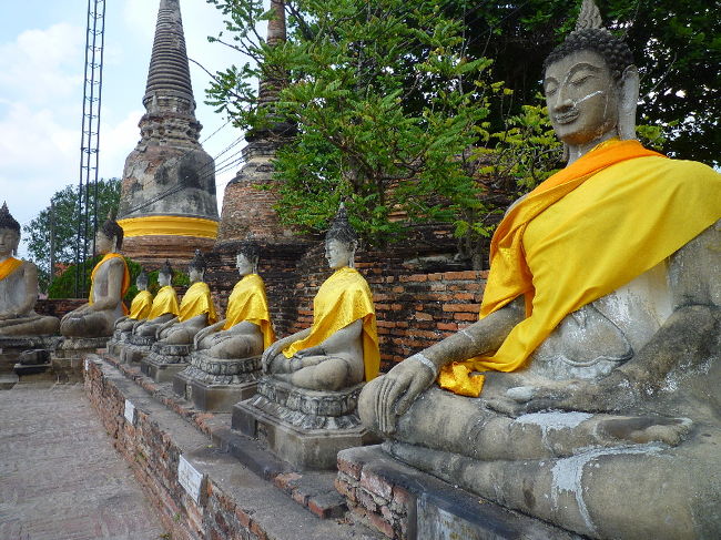 お参りを終えて移動開始！！ <br />次に一番目立つ塔を見学します。 <br /><br />塔の周りには坐仏がずらーっと並んでいます。 