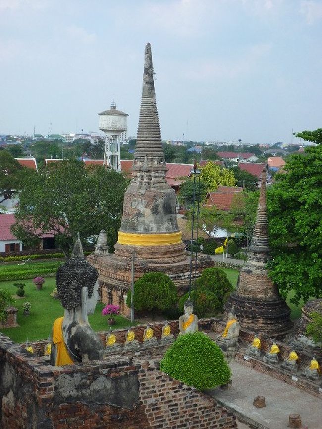 キレイに形は残ってますが、ビルマ侵略によって焼き払われたためこんな感じの色になってしまっているそうです。 <br /><br />これも本来だったら、二日目に見たプラ・シー・ラタナー・チェディーのように金色に輝く建物だったのでしょうか？ 