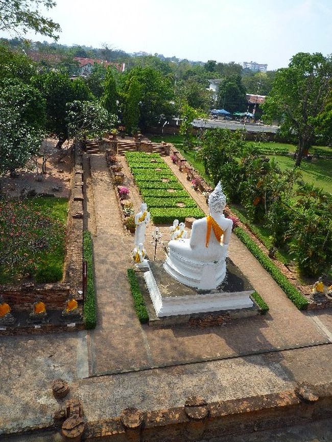 塔の裏の方は観光客もほとんどおらず、静かな雰囲気でした。 