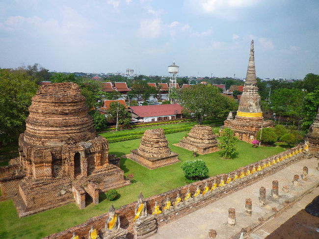 手前も元々は塔だったのかな…。