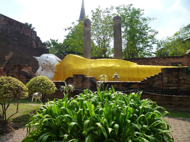 涅槃仏〜。ワット・ポーと違い、こちらは真っ白です。 <br /><br />布は毎日変えてるのかな？ 