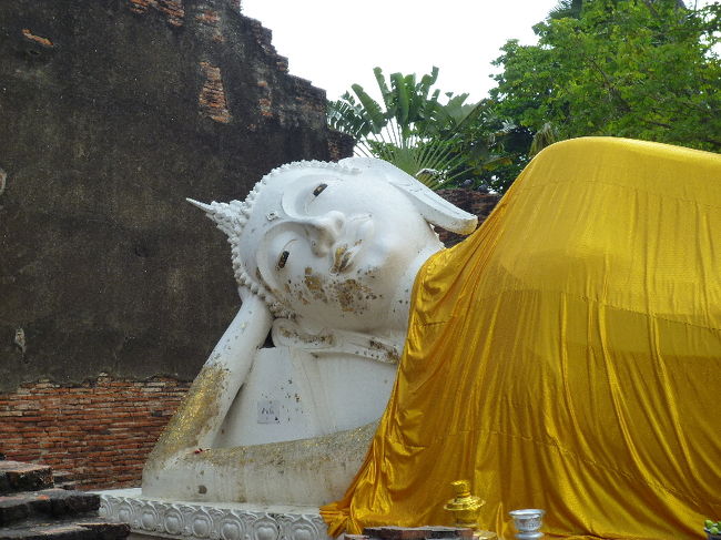 遠目だとお顔が汚れているように見えるんですが、よーく見ると金箔。こっちにも金箔って貼っていいんですね…