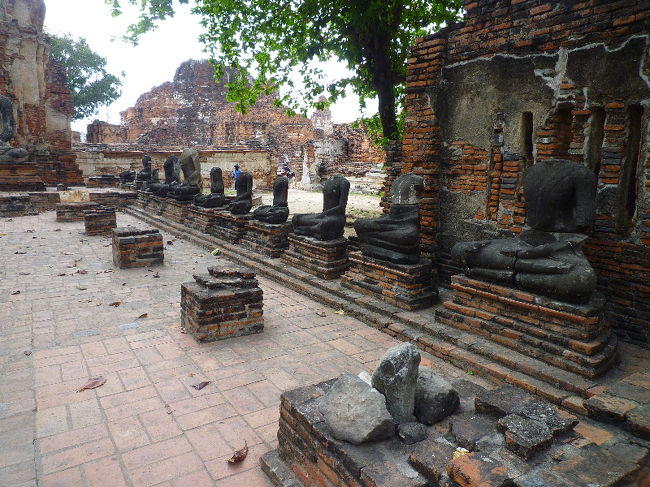 本当にどの仏像も頭部がありませんでした。 