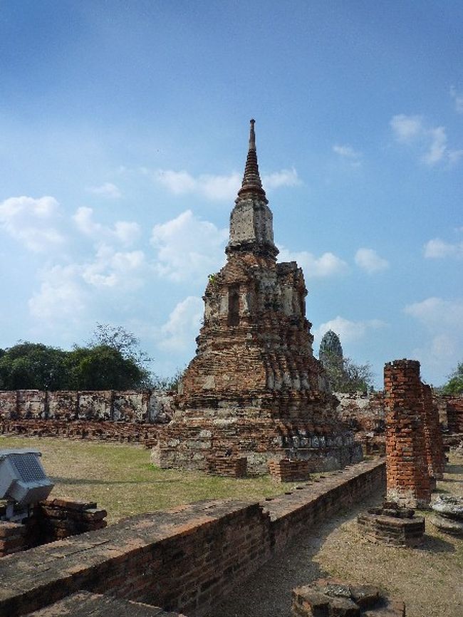 遺跡と青い空と緑って何だか絵になる気がする。
