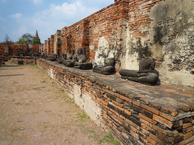 観光客は素通りですが、タイの方は頭の無い仏像の前を通る時は皆さん手を合わせて通ってました。さすが、敬謙な仏教徒の国ですね。 