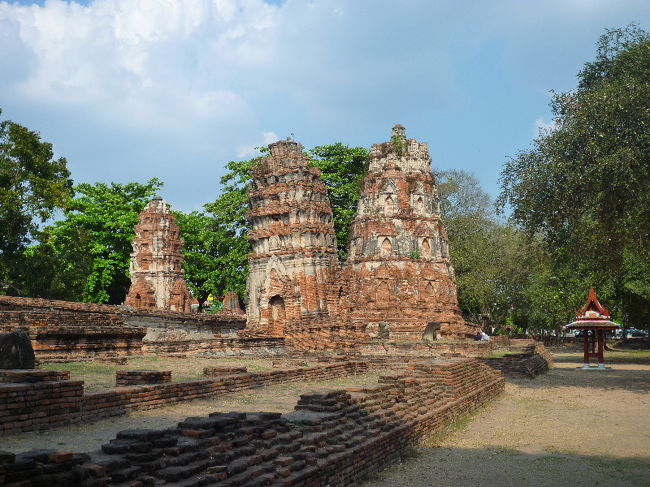 日本人ツアー客と、個人旅行だと思われる欧州系の旅行者（フランス語と英語は何となく聞き取れたけど、後は何語かわからず）は結構多かったんですが、昨日沢山見た中国や韓国等のアジア系旅行者は全然見なかったです。 <br />ガイドさんに聞いたら、アジア系の人で世界遺産が好きなのって日本人ぐらいだよー、みたいなこと言われました。あと、日本人は暑いのが苦手な人が多いからツアーは朝早い時間帯のものが多いらしいですよ。 <br />逆に欧州・欧米系の人達は暑いのが好きだから暑くなってからスタートするツアーが多いんだそうです。 <br />人種で結構違うもんなんだなー…。 