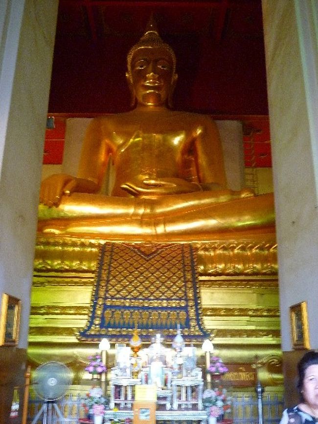 遺跡をあとにして、少しまた移動〜。 <br /><br />移動した先にもお寺…！！本当、お寺多いな…！！！･･･と思いつつ、お参りします。 <br /><br />この仏像の説明…よく覚えてない…！！（←<br />確か、本堂が焼けおちて、王族のどなたかが作り直したとか何とか…。ガイドさん…ごめんなさい…<br /><br />ここでお坊さんと記念撮影しました。<br />多分若いお坊さんだったから、本格的に出家したわけじゃないのかなー？？学生さんとかだと、長い休みのうちに数週間だけお坊さんになったり･･･とかするそうです。 