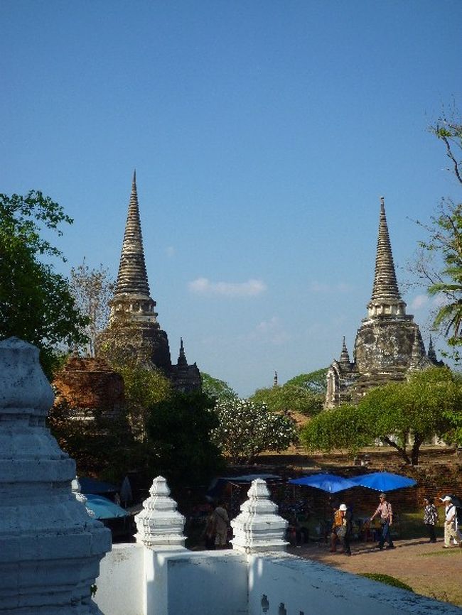 ワット・プラ・シー・サンペットを見に行きます！！<br /><br />ここの入り口にいたおそらくフランス人と思われる20代半ば3人組がいたんですが、びっくりするぐらいイケメン揃いで、おかんと旅行じゃなかったら確実に盛り上がるポイントだった…！！（笑<br />帰国してからその話を職場の人に話したら、『何で写真撮ってこなかったのーーーーーーー！！！』と怒られました…。 <br />本当だよ･･･なんで撮ってこなかったんだろう…！！！ <br />盗撮は得意なのに！！！！！！！！！（ぇ 