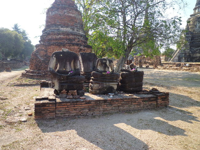 やはり、こちらの仏像の頭部がありません…<br />紫色の小さな花が供えてありました。