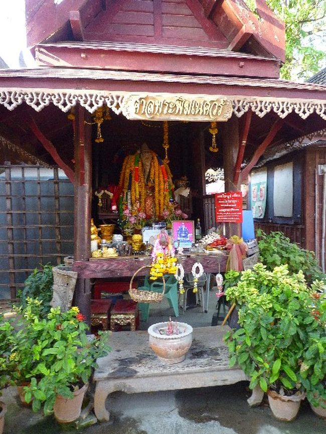 ゾウ乗り場の前には御堂が。神様を祀ってるんですかね？