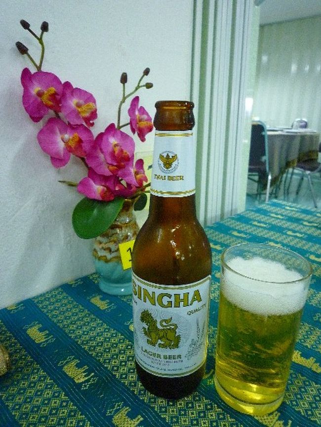 歩き回ってお腹もいい感じに減ってきました…！！ <br />ってことで、待ちに待った夕食です（＾＾ <br />…ツアーに組み込まれている夕食なので、そんなに期待はしてませんでしたが…（← <br /><br />行ったのは、日本人ツアー客が来る定番のお店のようでした。 <br />店内結構広いんですが、見事に日本人ばかりｗｗｗｗｗｗ <br /><br />まずはビール！！！！ 汗をかいた後のビールは美味い！！！！！<br />ぷぅっはぁぁあああああーーーーー！！！とオヤジのようにビールを飲んでおりました。いやぁ、美味い。 <br /><br />あとはタイスキをもぐもぐ。<br /><br />ご飯を食べてちょっと休憩、最後にライトアップされたアユタヤーを見ます。