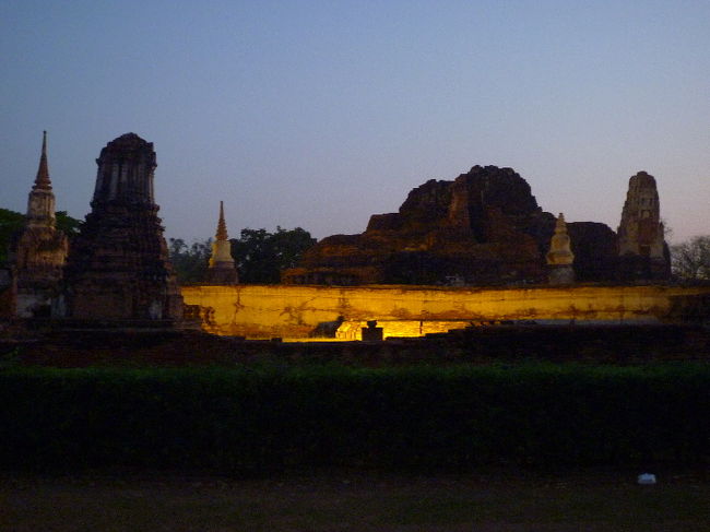 まだ夕暮れ時でそんなに暗くは無いですね。 <br />でもこれぐらいの時間もきれいだと思います。