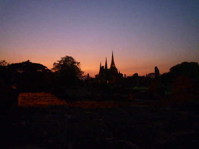 場所移動ー！！ <br />ワット・プラ・シー・サンペットへ。<br /><br />夕焼けでキレイに空がグラデーションになっていい感じ！！ 