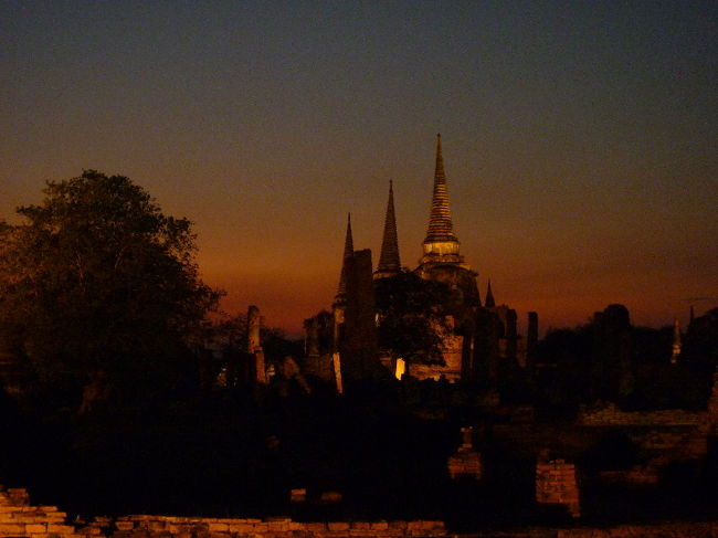 写真撮るのに熱中しすぎて、虫に刺されたことに気付きませんでした…ｗｗｗ　アユタヤーのライトアップまで見る方は、虫よけスプレーをお忘れなく！！！ <br /><br />これにてアユタヤー観光終了！！ <br />1時間30分ぐらいかけてバンコクへ移動です。 <br /><br /><br />移動の最中、高速道路を通っていたらこちらの車線は混んでいるのに、反対車線は全然車が通ってないことがあったんですね。 <br />何でだろう？と疑問に思っていると、『王族の方がその道路を通るから』だそうです。 <br />事前告知は一切なし、高速道路に乗ろうとすると王族の方が通る際は『今は○○〜○○の区間は通行できません』と言われるだけだそうです。…なんて簡単に道路止めるんだｗｗｗ <br />ただ、日本の交通止めみたいに何時間も止めるんじゃなく、その車が通る前後数十分程度しか通行止めしないらしいですが。 <br />そんな話を聞いて、改めて違う国に来たんだな〜と思いました。 <br /><br />ホテルに到着し、ガイドさんと別れとりあえず部屋へ。 <br />疲れたけどマッサージ受けたいね！！という話になり、ホテル近くにあったマッサージ屋さんへ！！ <br />店長みたいな人があきらかにオカマだった…！！ｗｗｗ <br />夜ももう遅かったので1時間ほどタイ古式マッサージ＆オイルマッサージを受けたんですが…超気持ちよかった…！！！ <br />タイ古式マッサージは、なかなかアクロバティックな格好をさせられたりしたんですが、すごい気持ちよかったです！！ <br /><br />皆さんもタイに来た際には、タイ古式マッサージ受けてみて下さいv <br />これにて３日目終了です！！