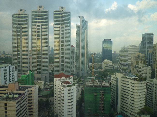 最終日はゆっくり起床〜。 <br />ホテルからの景色を撮っていないことに気づき一枚パシャリ。 <br />宿泊したのは28階だったので結構遠くまで見渡せます。 <br /><br />朝食をとり、まず最初の目的地はバンコク中心部！！ <br />なので、BTSに乗車するためまずは最寄駅を目指します。 