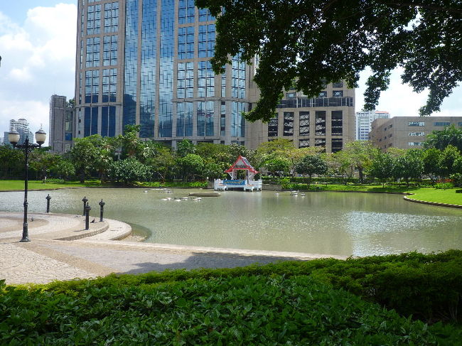 宿泊していたホテルは、正面入口から出ると駅まで10分弱かかるので、裏口から出て隣の公園をつっきります。裏口から出ると5分ぐらいで着くので便利です（＾＾ <br />暑いからあんまり外歩きたくないしね…！！ <br /><br />ホテル隣の公園です。 <br /><br />走ったり、太極拳？している集団がいたり、運動している人がすごく多かったです。…気温30℃以上あるのに…。 