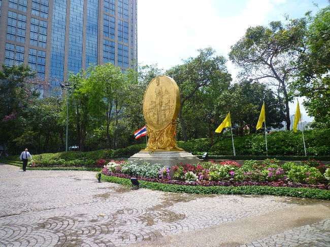 王妃？かな？？金ぴかの女性の彫刻。夜はライトアップされます。