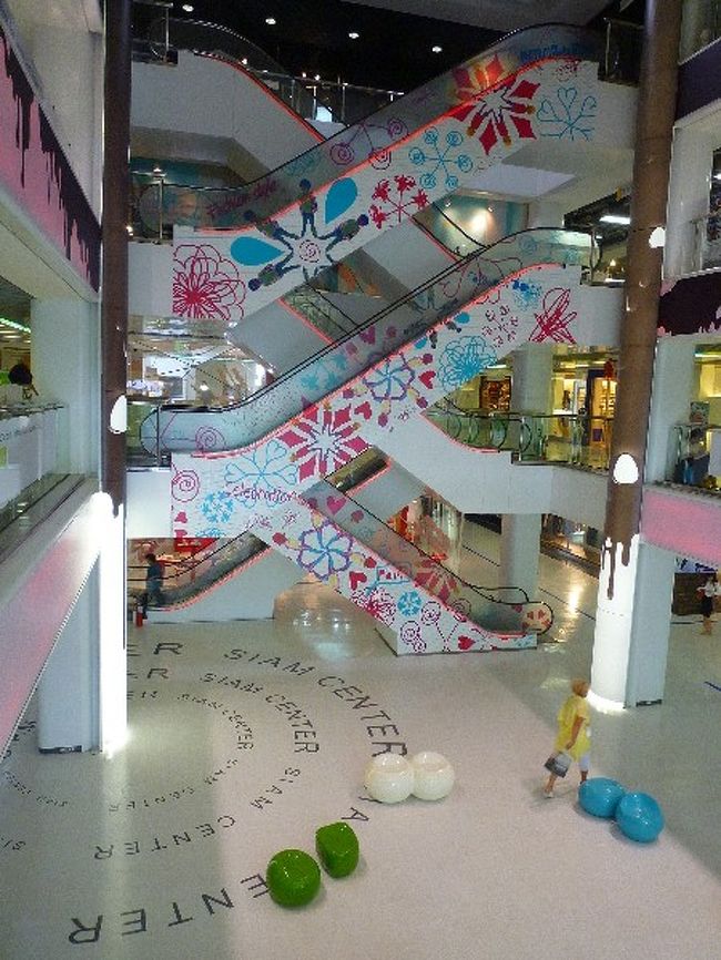 何とか行きたい店を見つけ、次は隣のパラゴンの隣のサイアムセンターに移動。ここもまた…広い…。 <br />こちらはローカルブランドの取り扱いが多いということで、タイ人のセンス溢れる服やサンダル等いろいろ可愛かったです。 <br />売り物も可愛いのが多かったのですが、エスカレーター＆休憩スペース？が可愛くて思わず写真撮ってしまいました（＾＾<br />すごい可愛いよ、このエスカレーター…！！