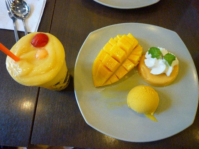 一通り見て回り、小腹がすいたところで絶対に行こうと思っていた『マンゴ・タンゴ』というスィーツ屋さんへ！！ <br />どのガイド本見ても必ず載ってるから、日本人観光客の観光スポットとなってるみたいですけどね。…ま、私もそんな一人なんですがｗ <br /><br />私は店名と同じマンゴー・タンゴという名前のデザートとマンゴースムージをチョイス！！ <br />マンゴーとマンゴーアイス、マンゴープリンのセット！！ <br />これで100Bなので、日本円で300円弱…！！安いっっ！！！！！ <br />スムージーの値段は忘れますた…（←<br /><br />では、いっただきま〜す！！ 