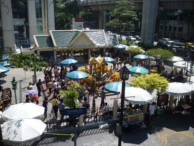 移動の最中も写真撮りますｗ <br />まずは、バンコク１のパワー・スポットとの呼び声高い（？）エラワン祠！！ 