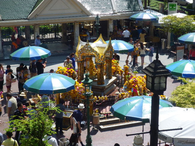 ズゥゥゥーーーーム！！！！！ <br />ここでお願いごとをすると高確率で願いが叶うらしいですよ、奥さん！！（何 <br />お願いが叶ったら、舞や象の彫刻を奉納するそうです。 <br />平日なのにたくさんの人がいました。 