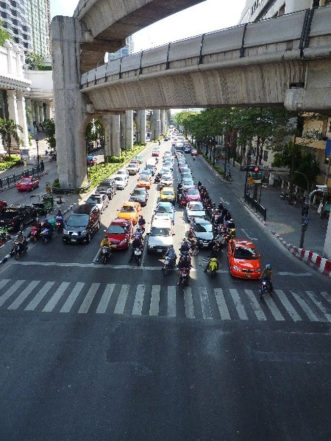 信号待ちの車。<br />これが夕方になってくると大変な渋滞に…。 