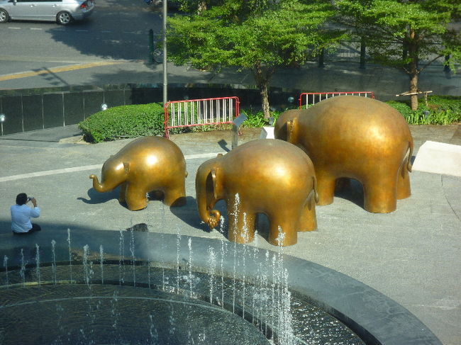 伊勢丹だったかな〜…ZEN？セントラルワールド？？とにかくデパートの前にいた象さん親子の彫刻ー！！ <br />ちらっと写っているお兄さんが、必死に噴水のへりにカメラを置き、セルフタイマーで自分と象を写そうと頑張ってましたｗｗｗ 