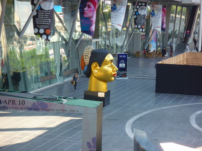 これは確か伊勢丹の前だったと思う！！ <br />謎の人の顔のオブジェ…。センスが謎すぎます…。 <br /><br />帰国から１カ月程であんなデモが起きるなんて想像できなかったなぁ…